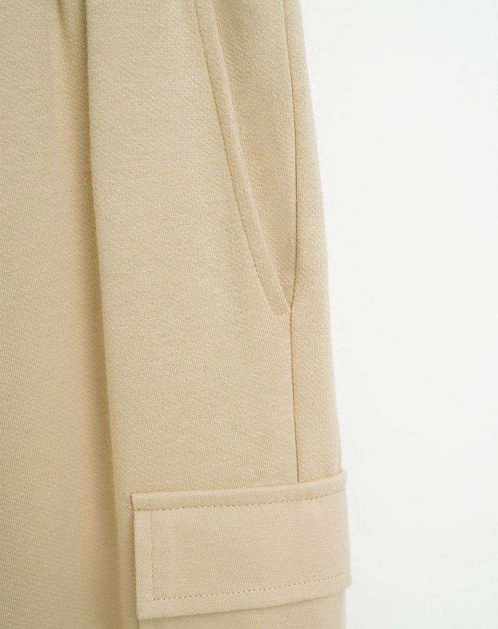 Pantalón regular fit tiro medio khaki