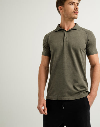 Polo slim fit en tela seamless sin costuras verde militar