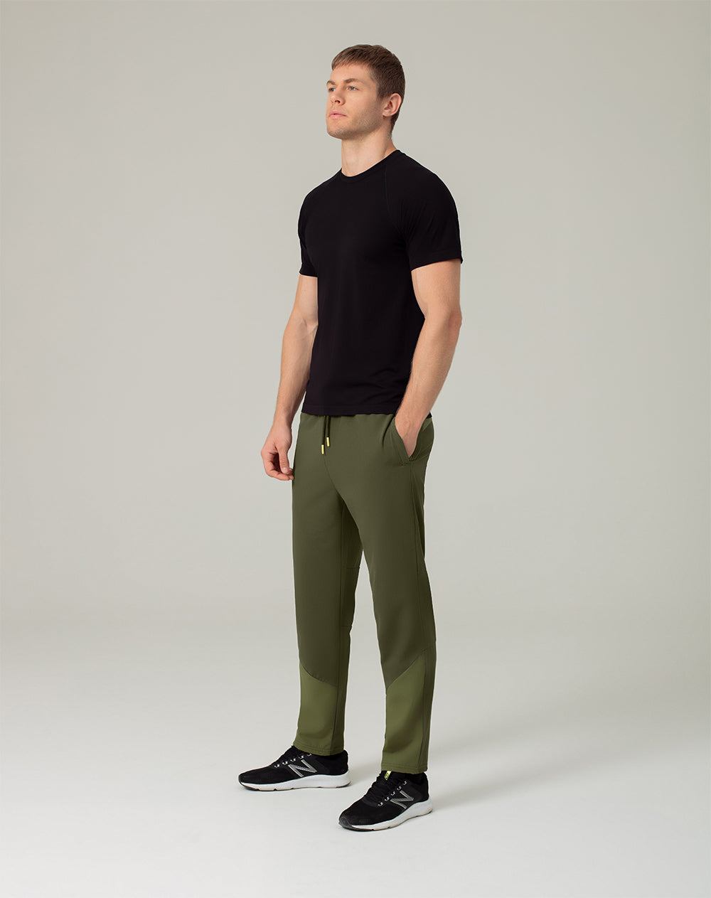 Jogger regular fit tiro medio verde bloques