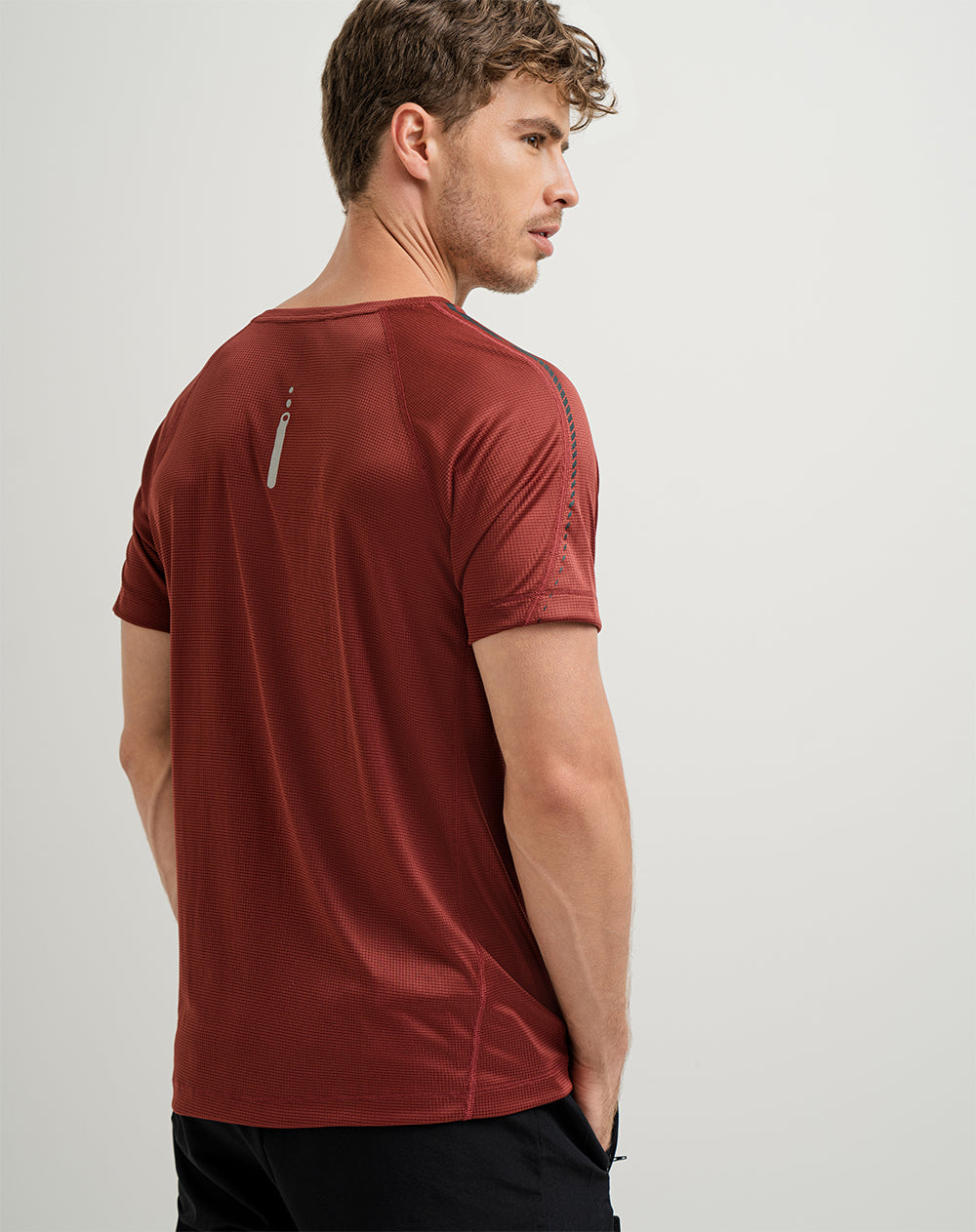 Camiseta regular fit manga corta vinotinto