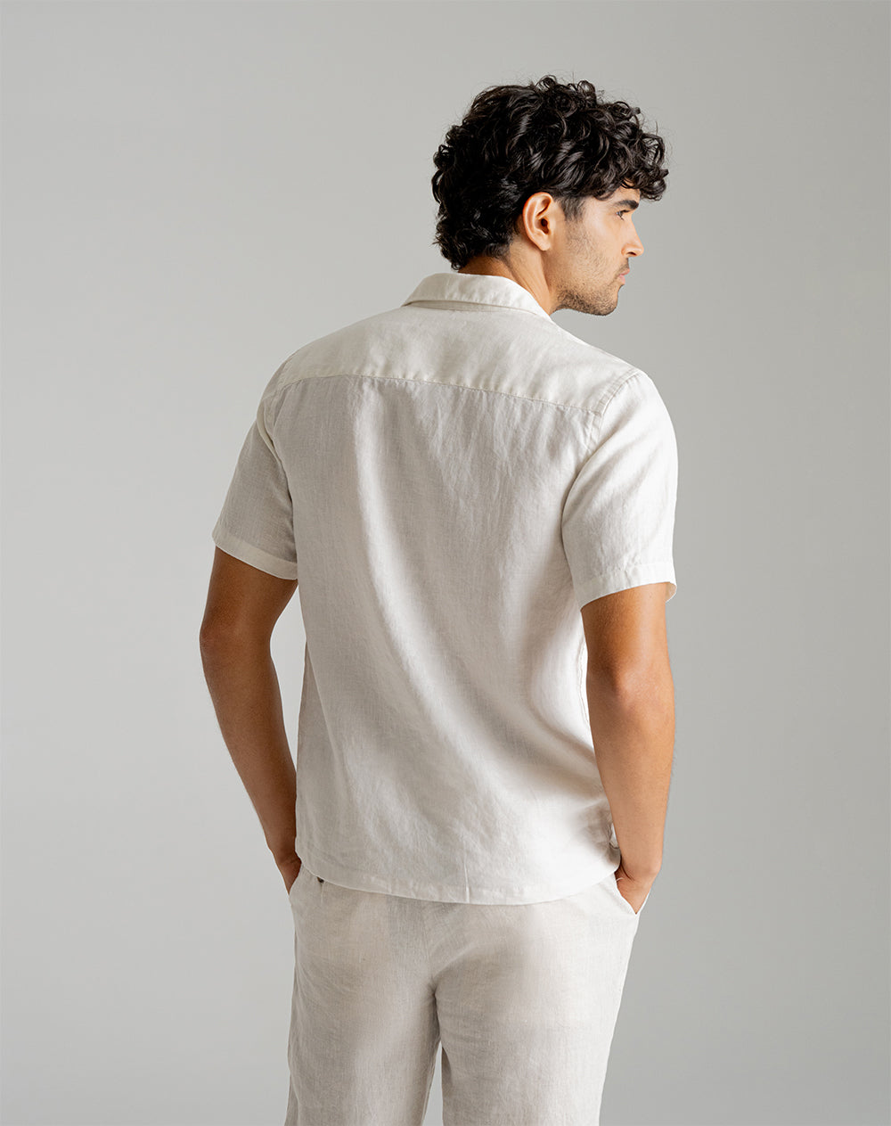 Camisa en lino relaxed fit manga corta habana