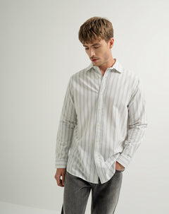 Camisa regular fit manga larga blanca con rayas