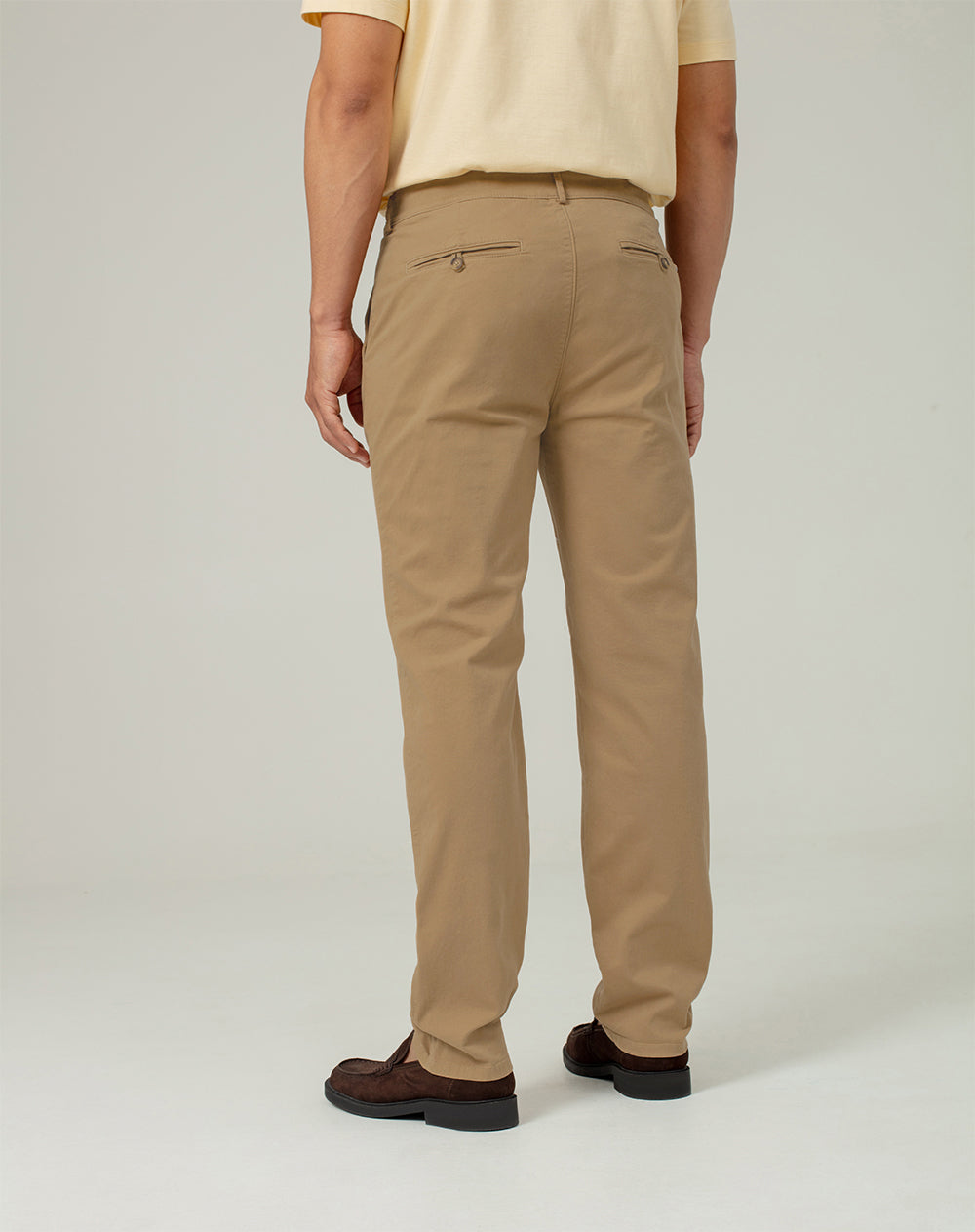 Pantalón regular fit tiro medio cafe