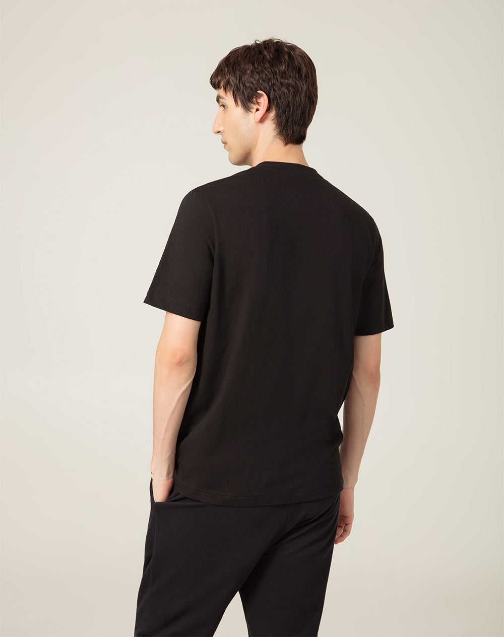 Camiseta regular fit manga corta negra