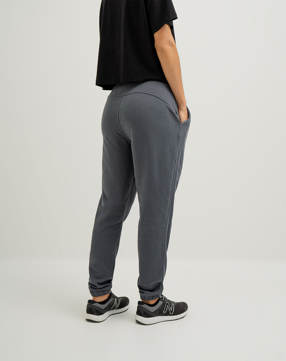 Jogger regular fit tiro alto gris