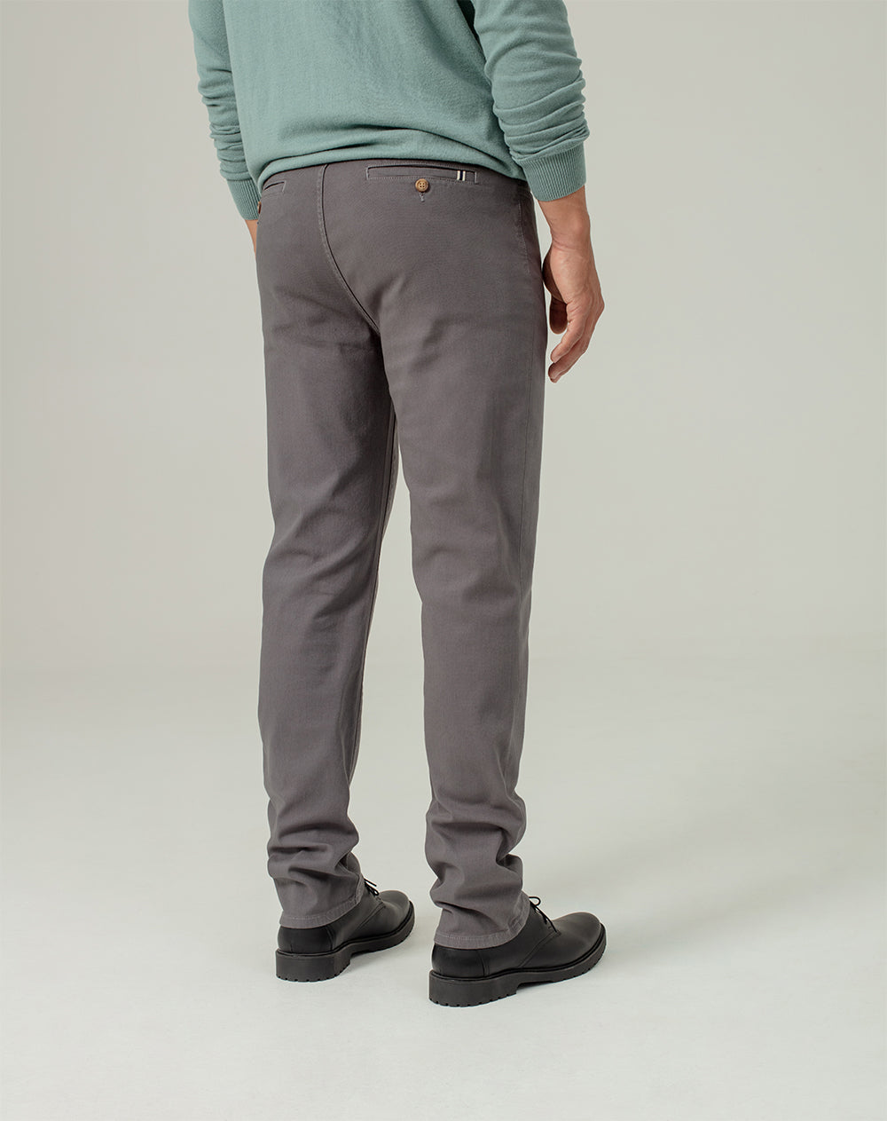 Pantalón regular fit tiro medio gris