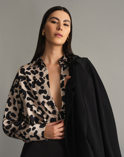 Camisa oversized fit manga larga café leopardo