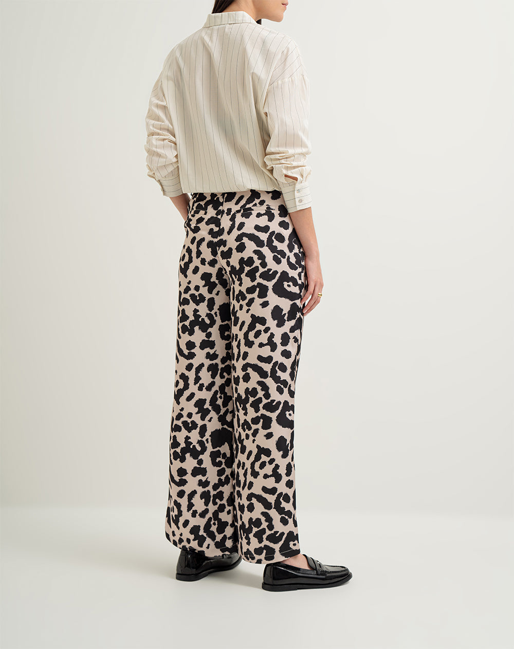 Pantalón loose fit tiro alto cafe leopardo