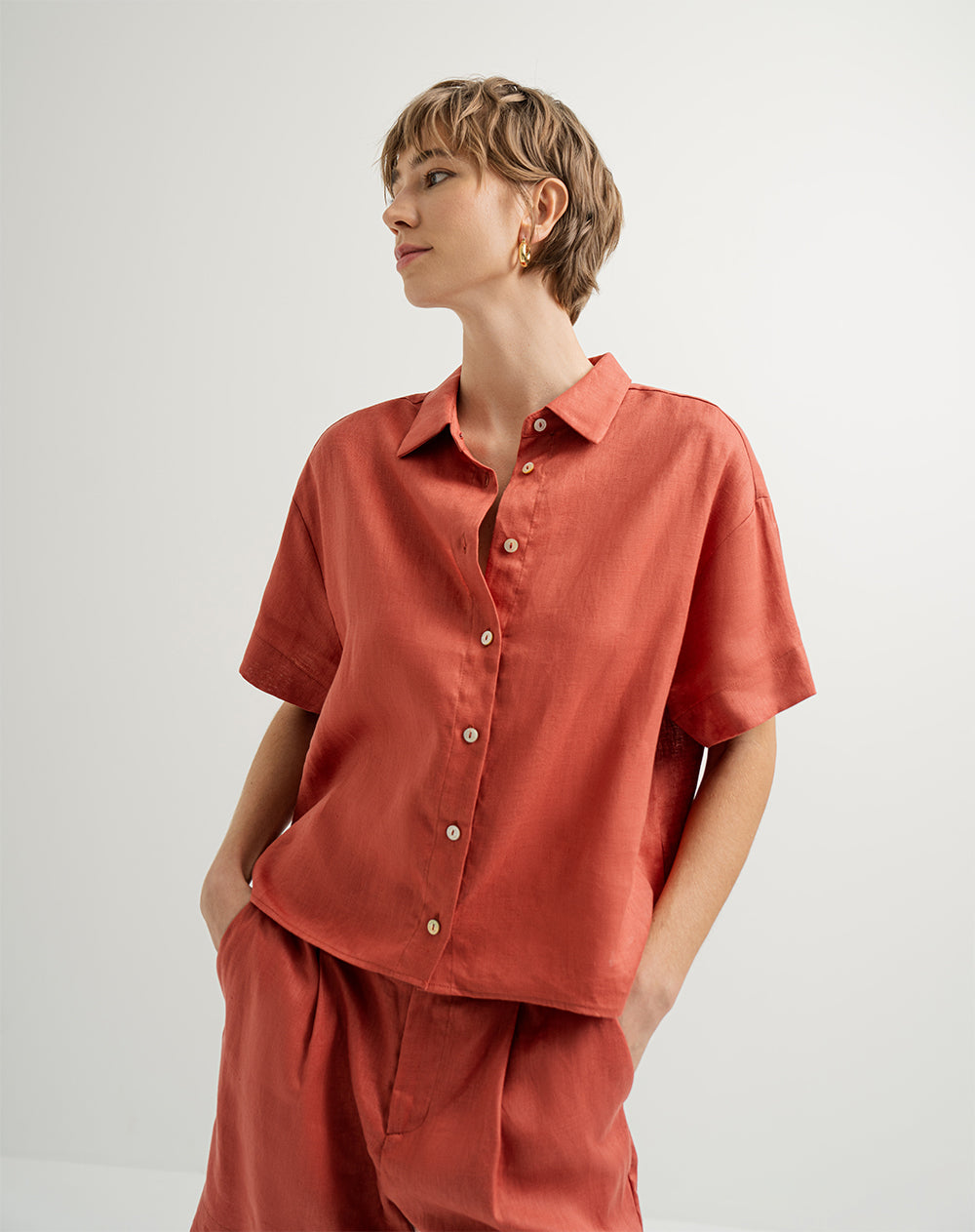 Camisa oversized fit manga corta terracota