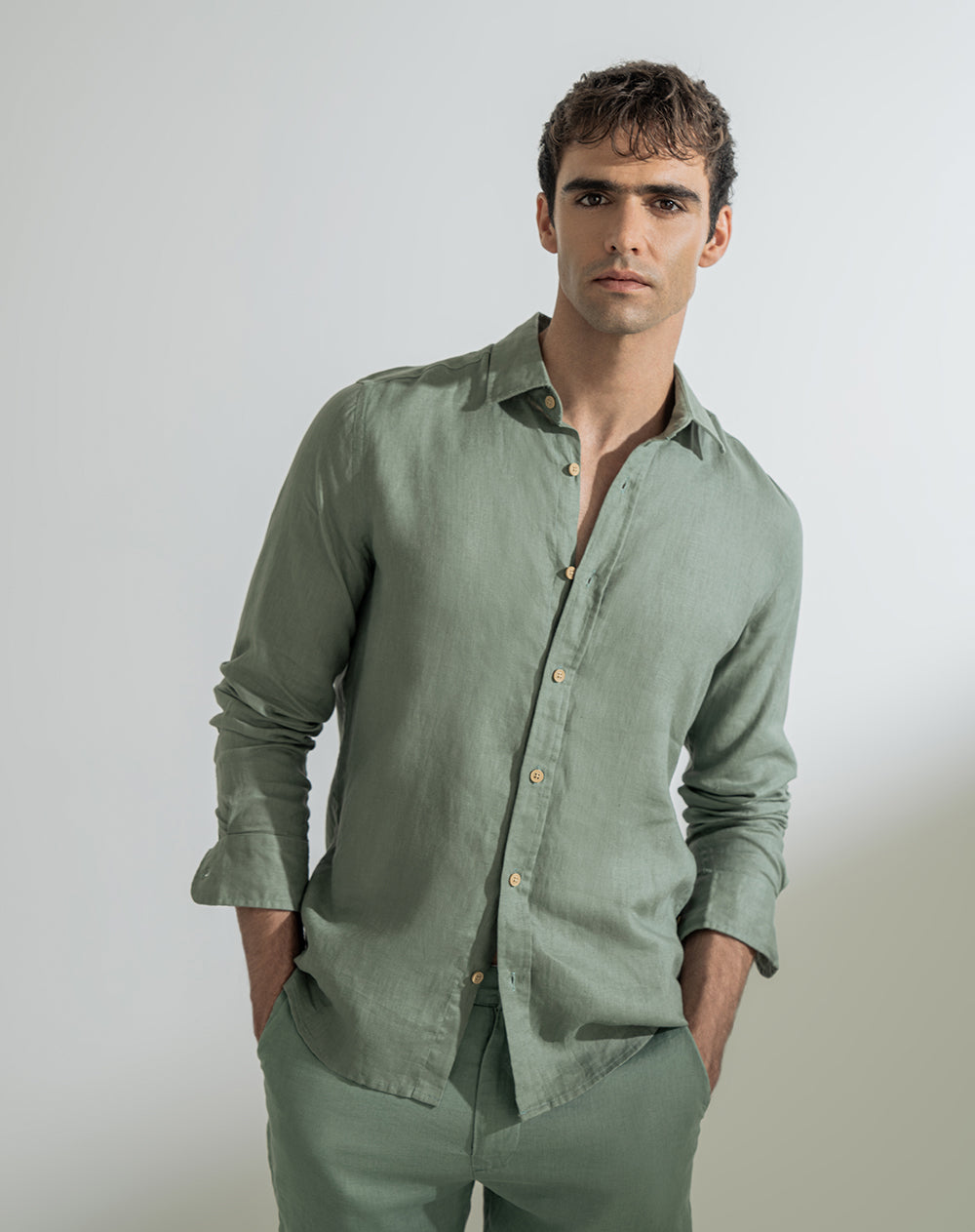 Camisa regular fit en lino manga larga verde