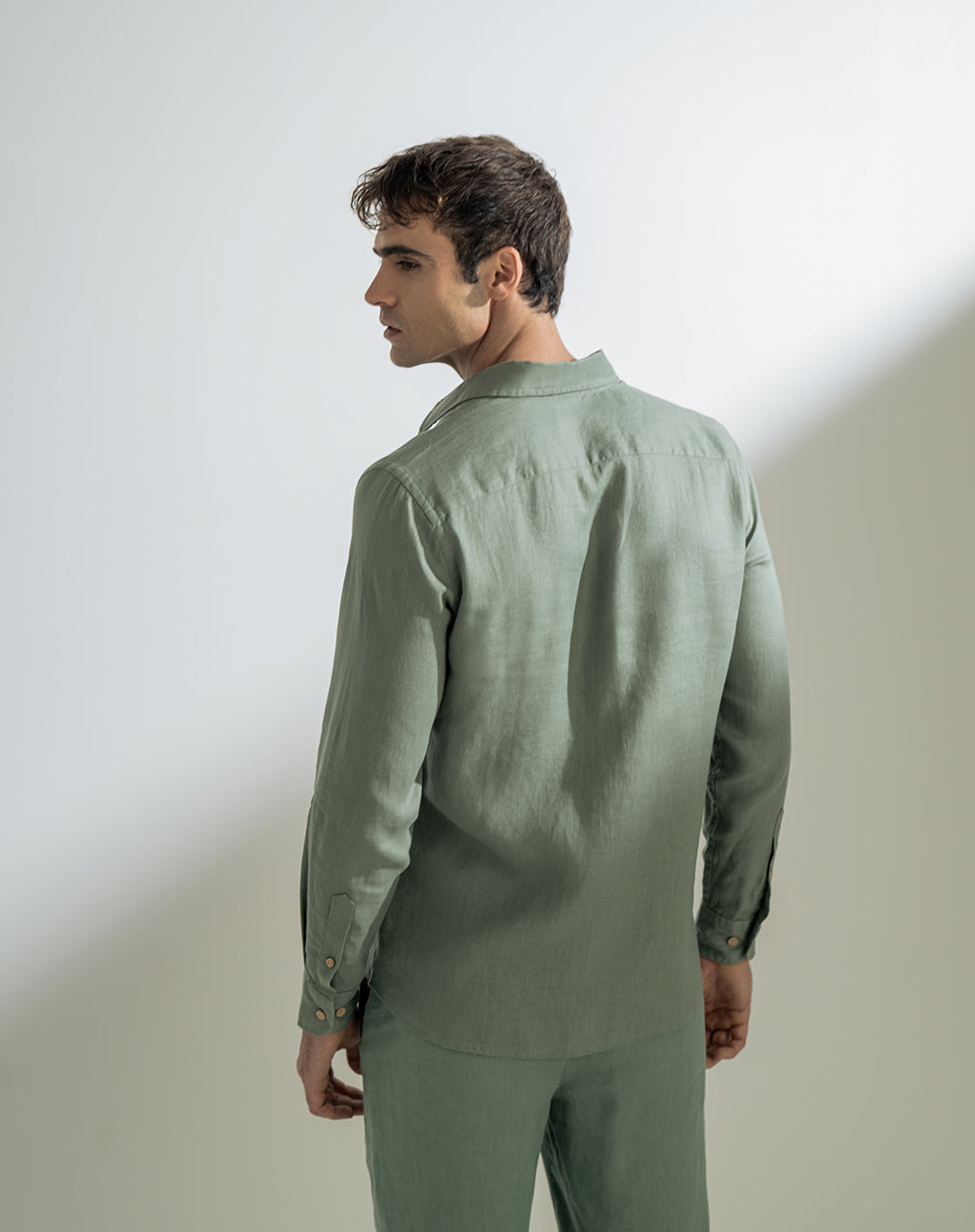 Camisa regular fit en lino manga larga verde