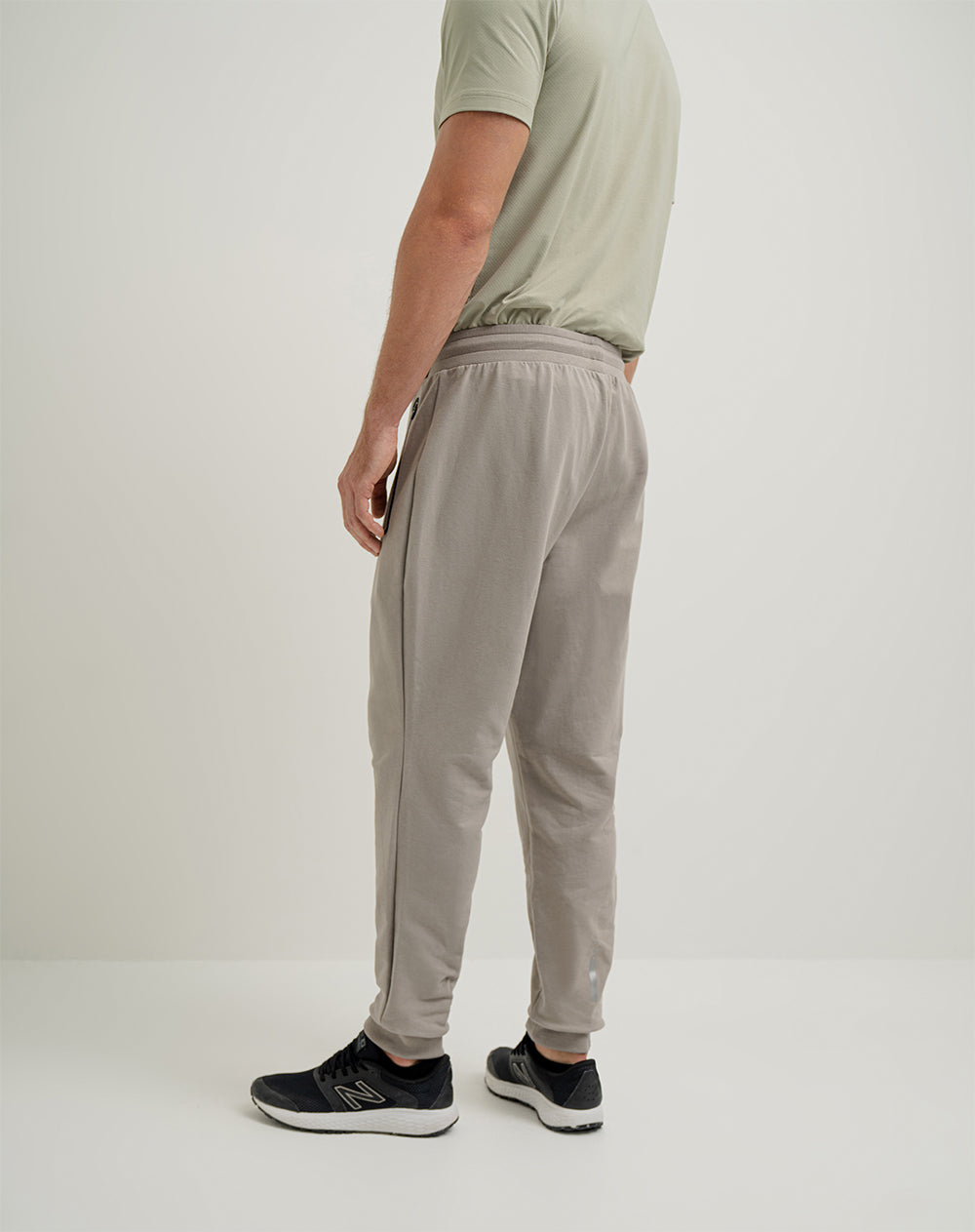 Jogger regular fit tiro medio cafe