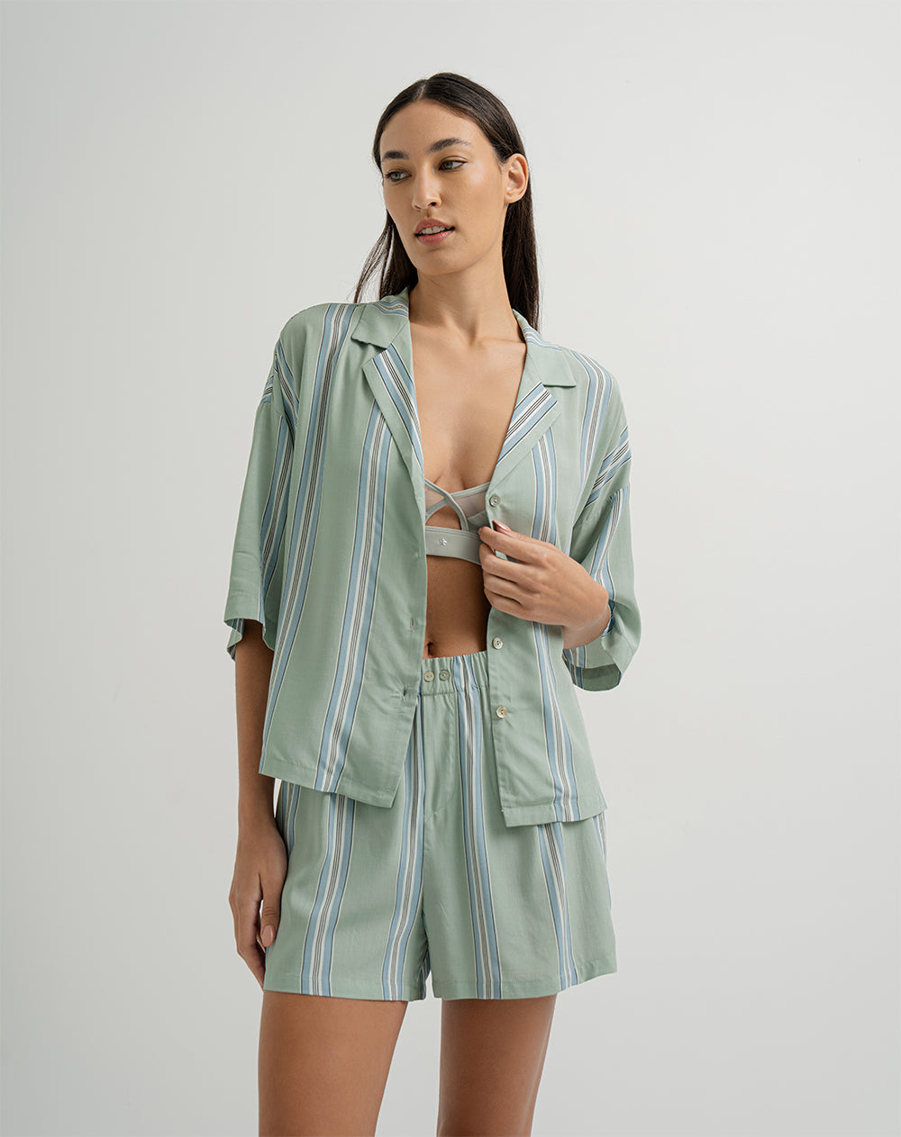 Camisa relaxed fit manga corta verde con rayas