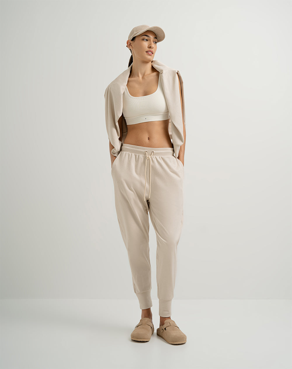 Pantalón regular fit tiro alto khaki