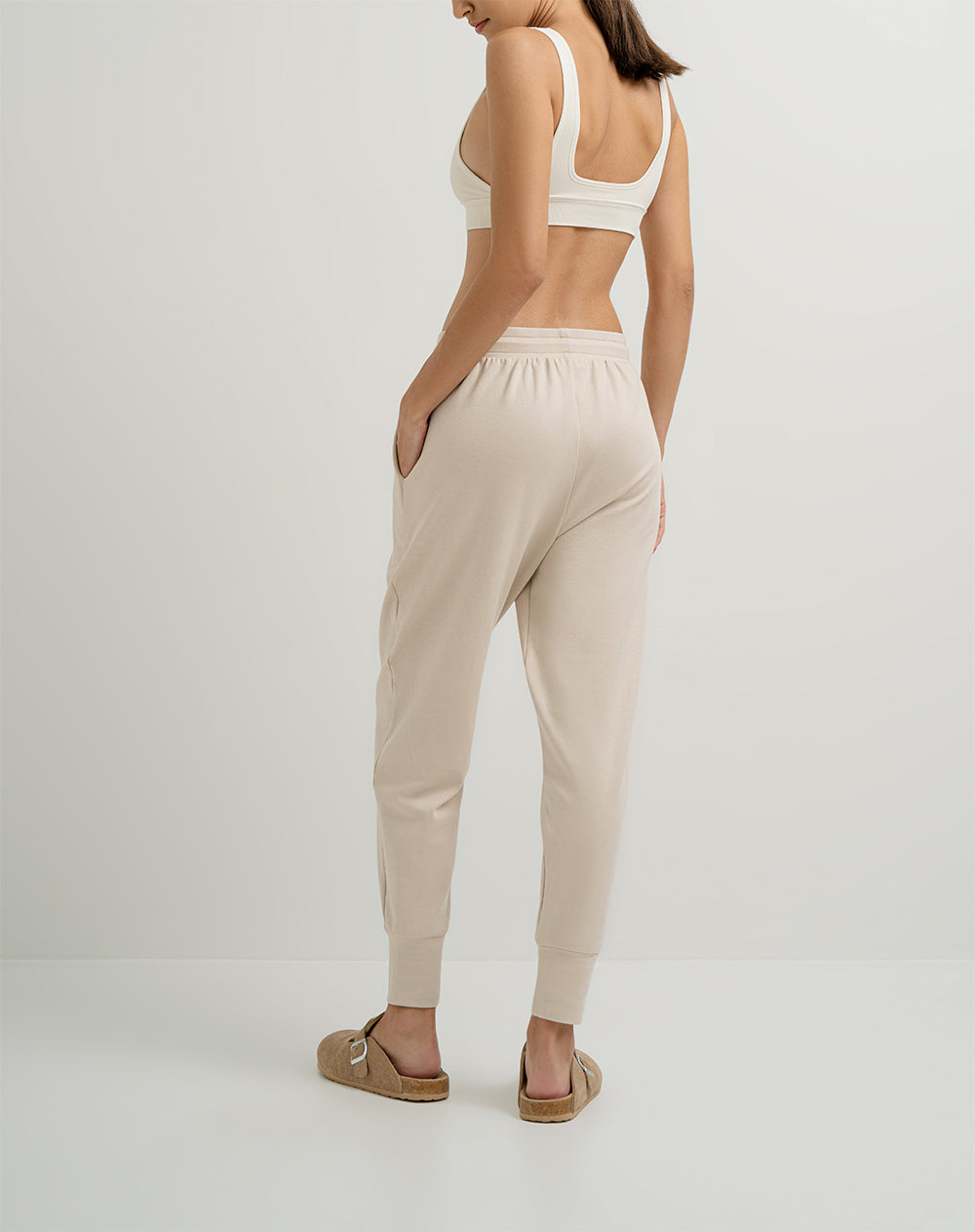 Pantalón regular fit tiro alto khaki