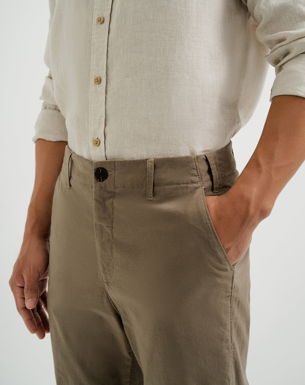 Pantalón fit tiro medio en drill taupe