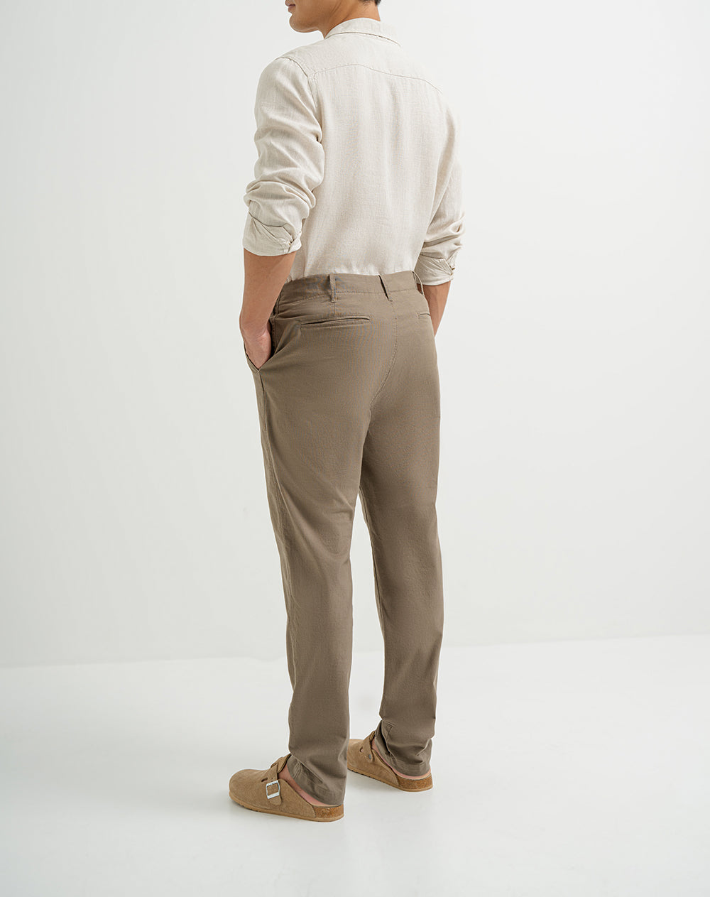 Pantalón fit tiro medio en drill taupe