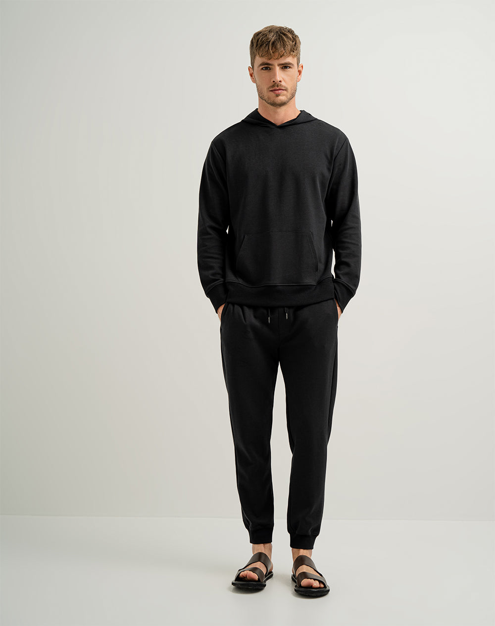 Jogger regular fit tiro medio negro