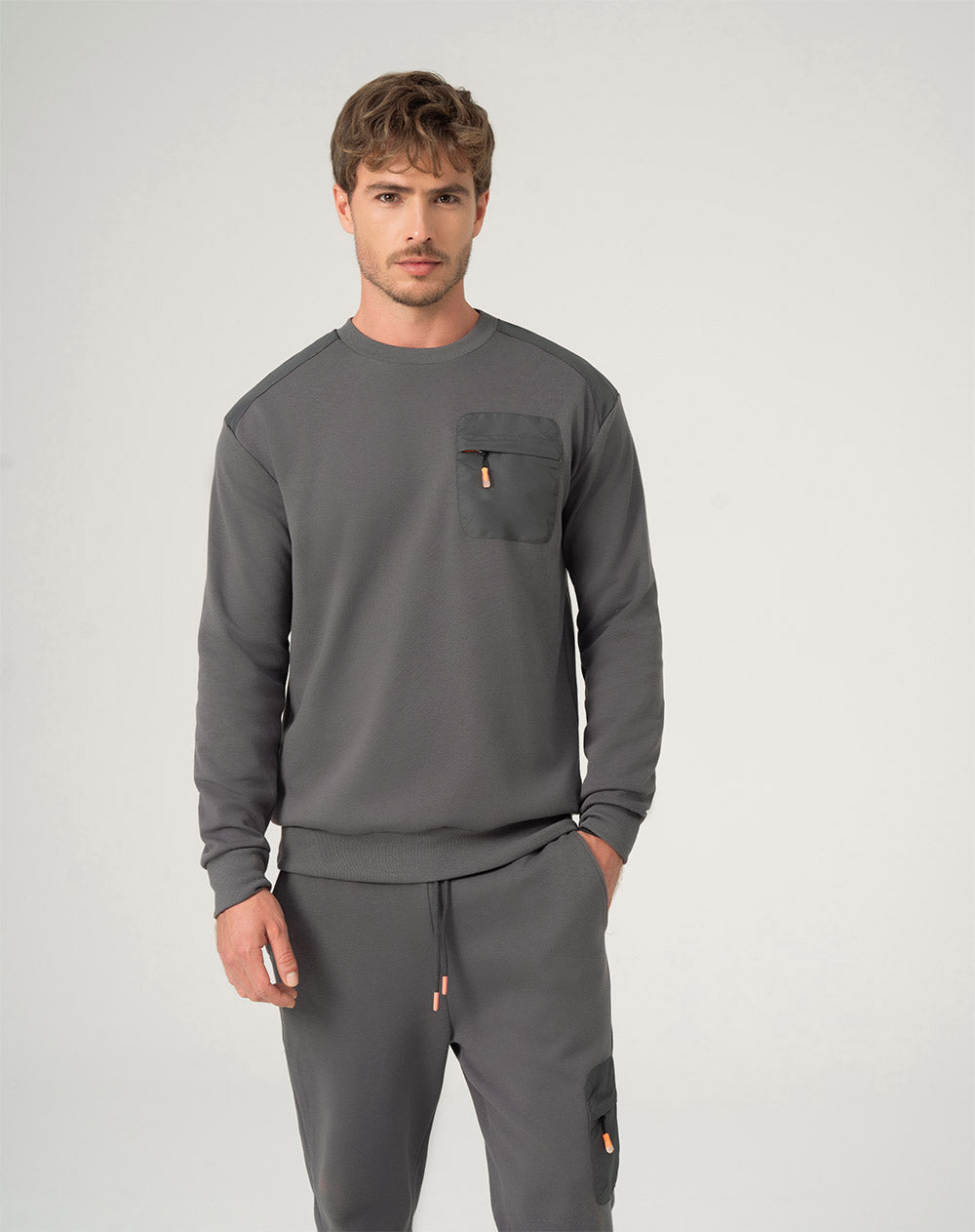 Buzo regular fit gris oscuro